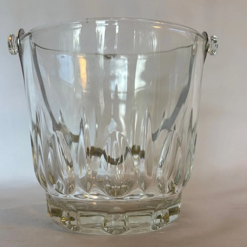 VINTAGE ! ELEGANT CLEAR GLASS ICE BUCKET. Elegant